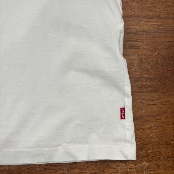 Levi’s Graphic Tee - Picture 6 of 7